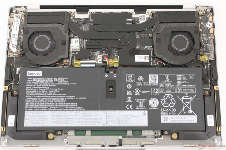 Placa-mãe Yoga Slim 7 Ultra 14 Aura. Os upgrades são limitados a um único SSD M.2 2242