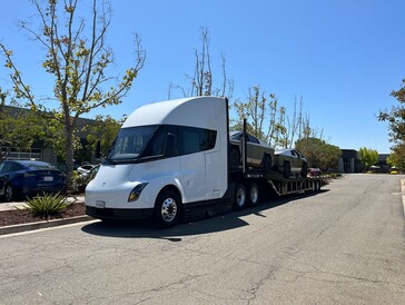 Tesla Cybertruck em um Tesla Semi