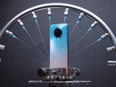 O Redmi Note 9 Pro 5G foi encharcado por jatos de água nos testes. (Fonte da imagem: Redmi)