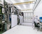 A Rússia tem como meta a produção de chips de 28 nanômetros até 2030, mas ainda há lacunas. Na foto: Sala limpa da ASML com engenheiros trabalhando em equipamentos de fotolitografia (Fonte da imagem: ASML)