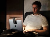 A LaptopBar pode ser fixada em uma tela de laptop em segundos graças à sua fixação magnética. (Imagem: BenQ)