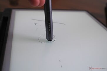 A outra ponta do lápis pode ser usada como borracha. Você se acostuma rapidamente com a latência de entrada. No entanto, isso ainda merece destaque.