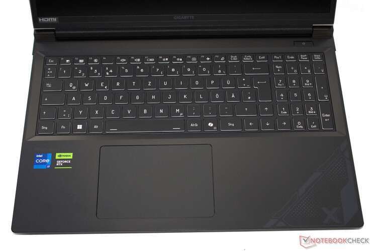 Gigabyte G6X 9KG: Teclado e touchpad