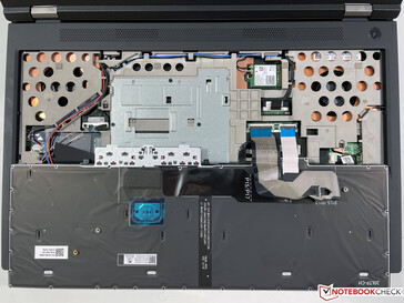 Componentes sob o teclado (WLAN/WWAN, 2x SODIMM, 1x M.2-2280 PCIe 4.0 x4)