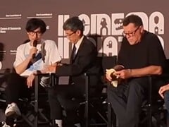 Kojima discursa no Piazza Film Festival, em Roma