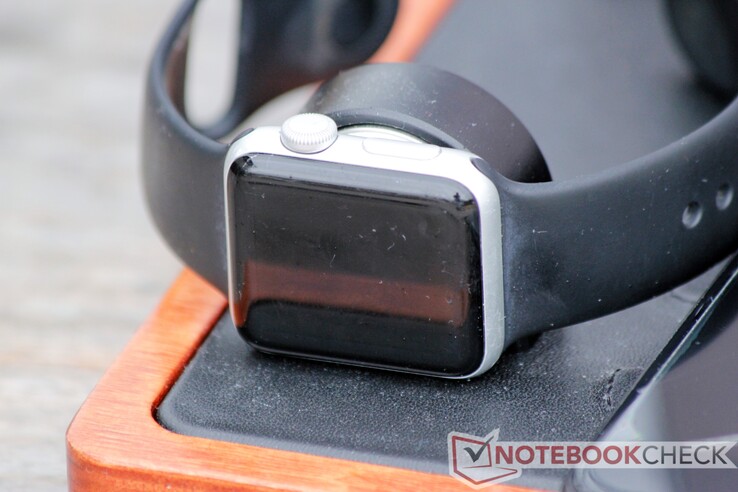 O carregador de relógios embutido Apple mantém o relógio smartwatch no lugar com segurança.