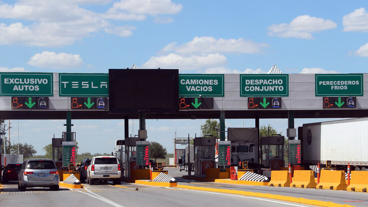 As faixas exclusivas de passagem de fronteira para fornecedores de peças Tesla na Ponte da Colômbia (imagem: Corporação para o Desenvolvimento da Zona Fronteiriça de Nuevo León/Bloomberg)