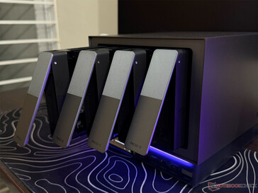 Os quatro compartimentos de unidade SATA são de fácil acesso