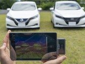 Um veículo é tratado com a tinta fria da Nissan e o outro com a tinta automotiva tradicional. A tinta fria mostrou uma redução de até 12 graus Celsius nas temperaturas da superfície externa e até 5 graus Celsius mais fria no interior. (Fonte da imagem: Nissan)