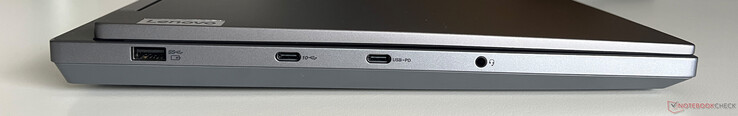 Esquerda: USB-A 3.2 Gen 1 (5 GBit/s, Always On), USB-C 3.2 Gen 2 (10 Gbit/s, DisplayPort 1.4), USB-C 3.2 Gen 2 (10 Gbit/s, DisplayPort 1.4, 140W Power Delivery), áudio de 3,5 mm