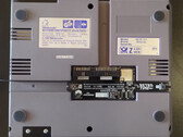 O NES Hub se conecta à porta de expansão de 15 pinos não utilizada na parte inferior de um NES. (Fonte da imagem: RetroTime)
