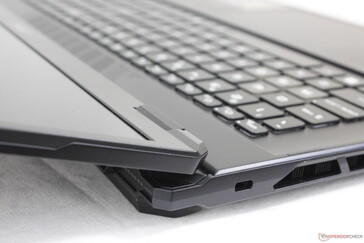 Tampa aberta no ângulo máximo (~170 graus)