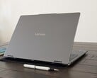 O Yoga 7 16ILL10 funciona um pouco mais quente do que o Yoga 7 16IML9 do ano passado, mas os benefícios superam em muito essa pequena desvantagem (Fonte da imagem: Notebookcheck)