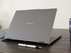 O Yoga 7 16ILL10 funciona um pouco mais quente do que o Yoga 7 16IML9 do ano passado, mas os benefícios superam em muito essa pequena desvantagem (Fonte da imagem: Notebookcheck)
