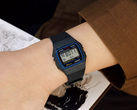 O Casio F-91W em um pulso.