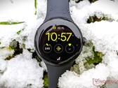 Espera-se que o Google substitua o Pixel Watch, na foto, neste outono. (Fonte da imagem: NotebookCheck)