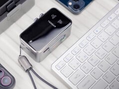 O Tessan Aero 70 Smart Travel Adapter tem uma alça de mão que se converte em um cabo USB-c.