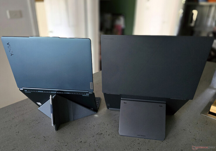 O Zenbook DUO inclui um suporte integrado. (Imagem: Notebookcheck)