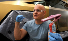 Essa gosma roxa contém ouro dissolvido destinado a cobrir um Cybertruck da Tesla. (Fonte da imagem: JerryRigEverything no YouTube)