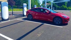 Tesla em uma nova estação de Supercharger V4 na França (imagem: Alexandre Druliolle)