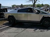 O Tesla Cybertruck sofre com grandes problemas de autonomia ao rebocar itens pesados. (Fonte: Flying Wheels via YouTube)