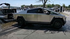 O Tesla Cybertruck sofre com grandes problemas de autonomia ao rebocar itens pesados. (Fonte: Flying Wheels via YouTube)