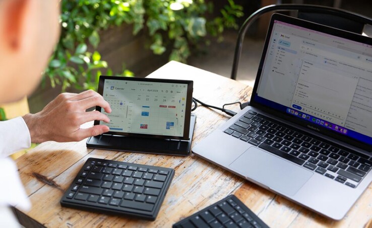 Todas as três partes do Tetra Keyboard Monitor podem ser colocadas em qualquer lugar em uma mesa para uso confortável. (Fonte da imagem: Tetra Keyboard on Kibidango)