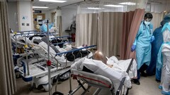 Uma ala de pacientes com coronavírus no Brooklyn, em março de 2020 (Fonte da imagem: Victor Blue e The New York Times; cortado)