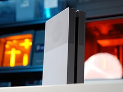 Design da tampa do BoxPlates com acabamento em prata e preto (Fonte da imagem: Devyn Johnston/YouTube)