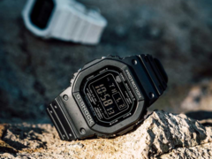 O Casio G-Shock GW-5000HS-1ER preto (frente) e o GW-5000HS-7ER branco. (Fonte da imagem: Casio)