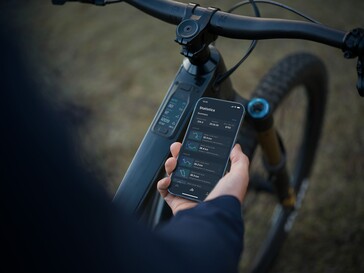 O sistema DJI Avinox eMTB integra-se a um aplicativo de smartphone, mas também há uma tela OLED de 2 polegadas montada no tubo superior da bicicleta. (Fonte da imagem: DJI)