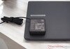 Asus ExpertBook B1 com fonte de alimentação