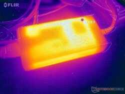 O adaptador CA pode chegar a 44 °C ao operar cargas exigentes por longos períodos