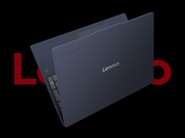 O Lenovo Chromebook Plus i, retratado em um fundo preto com o logotipo da Lenovo atrás dele. (Fonte da imagem: Lenovo - editado)