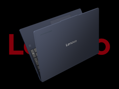 O Lenovo Chromebook Plus i, retratado em um fundo preto com o logotipo da Lenovo atrás dele. (Fonte da imagem: Lenovo - editado)