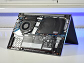 O Lenovo ThinkBook 14 Gen 8 IAL, com a tampa traseira removida (fonte da imagem: Benjamin Herzig/Notebookcheck)