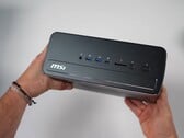 O Mini PC MSI Pro Max Edge AI tem muitas portas de E/S na parte frontal.