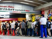 Para muitos fãs japoneses, a perspectiva de compra de cartões comerciais Pokémon disponíveis parece mais importante que as restrições COVID (Imagem: kaztsu)