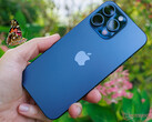 Há rumores de que o iPhone 16 Pro pegará emprestada a câmera teleobjetiva 5x do iPhone 15 Pro Max, na foto. (Fonte da imagem: Notebookcheck)