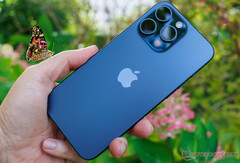 Há rumores de que o iPhone 16 Pro pegará emprestada a câmera teleobjetiva 5x do iPhone 15 Pro Max, na foto. (Fonte da imagem: Notebookcheck)