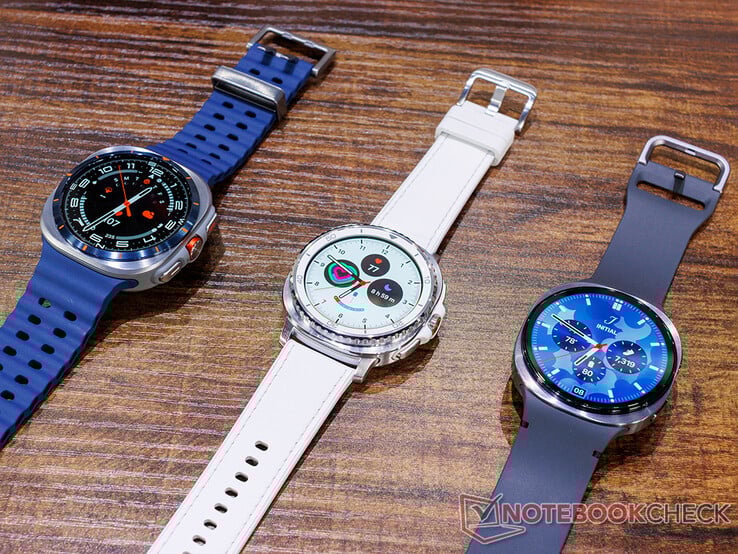 O 2025 Galaxy Ultra ao lado do Watch 8 Classic e do Watch 8 (Fonte da imagem: Notebookcheck)