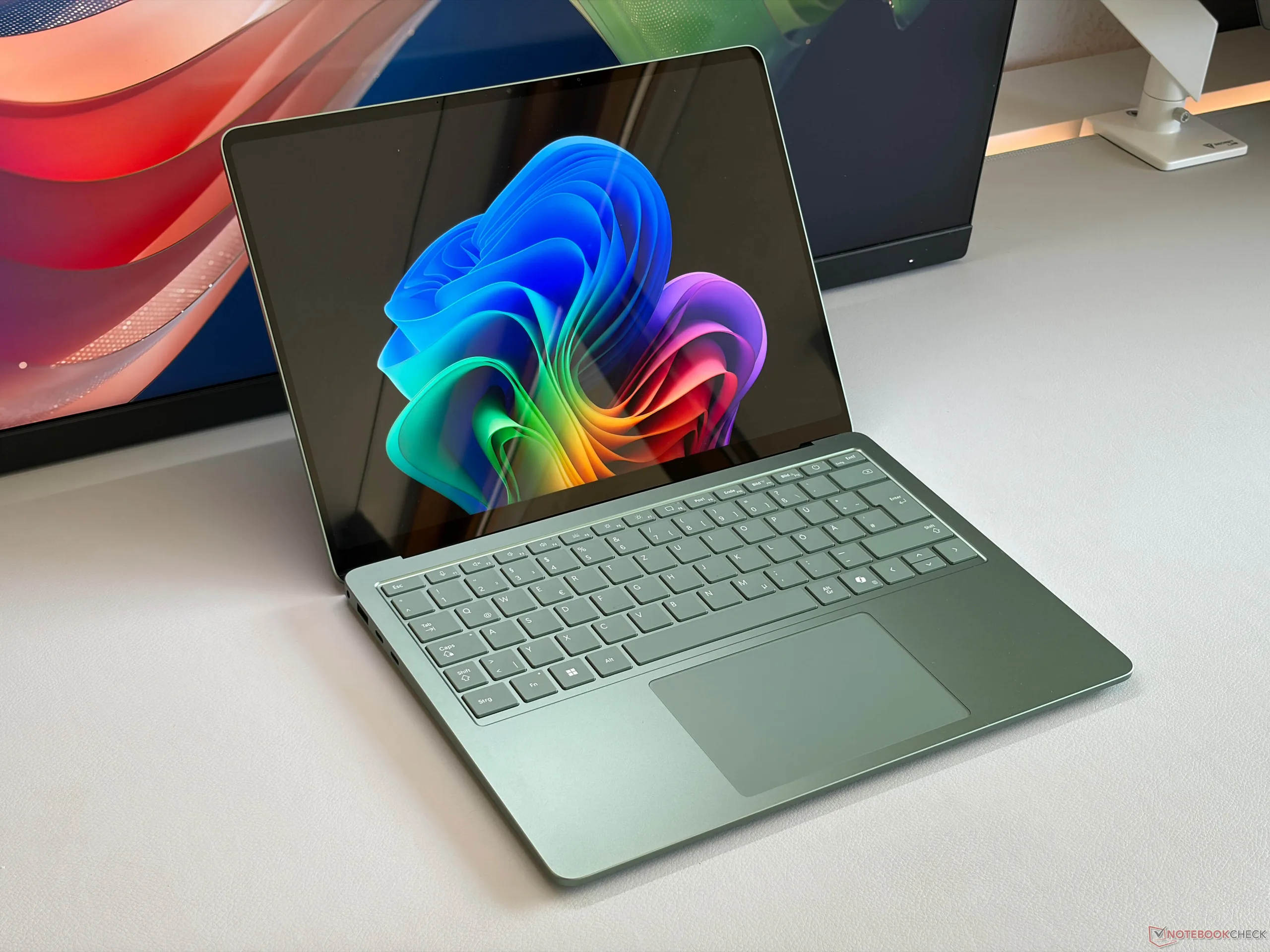 ⑧M1 Microsoft Surface Laptop 5 R2I-00020 O novo Surface Laptop 8 da Microsoft é muito bom, mas é caro